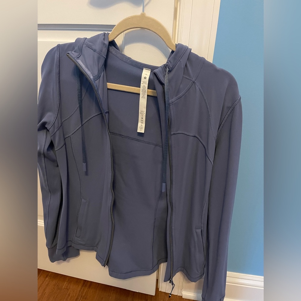 EUC Lululemon women’s Define Hooded jacket. Never worn but missing the tags.